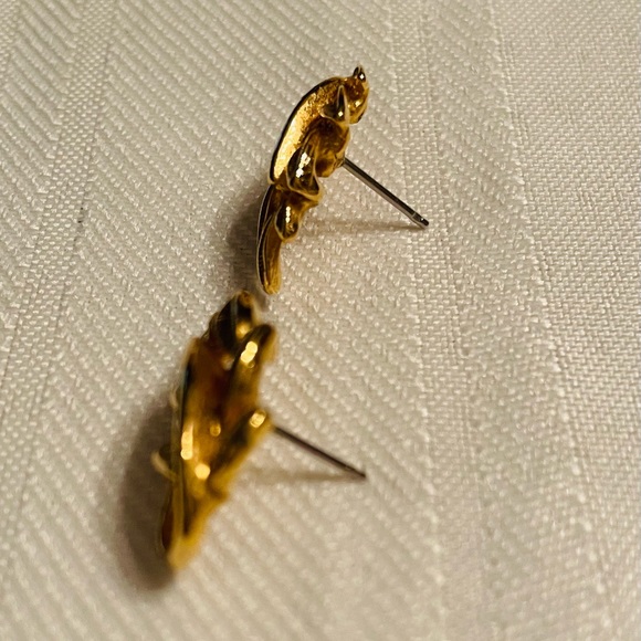 Gold tone leaf earrings - Picture 3 of 4